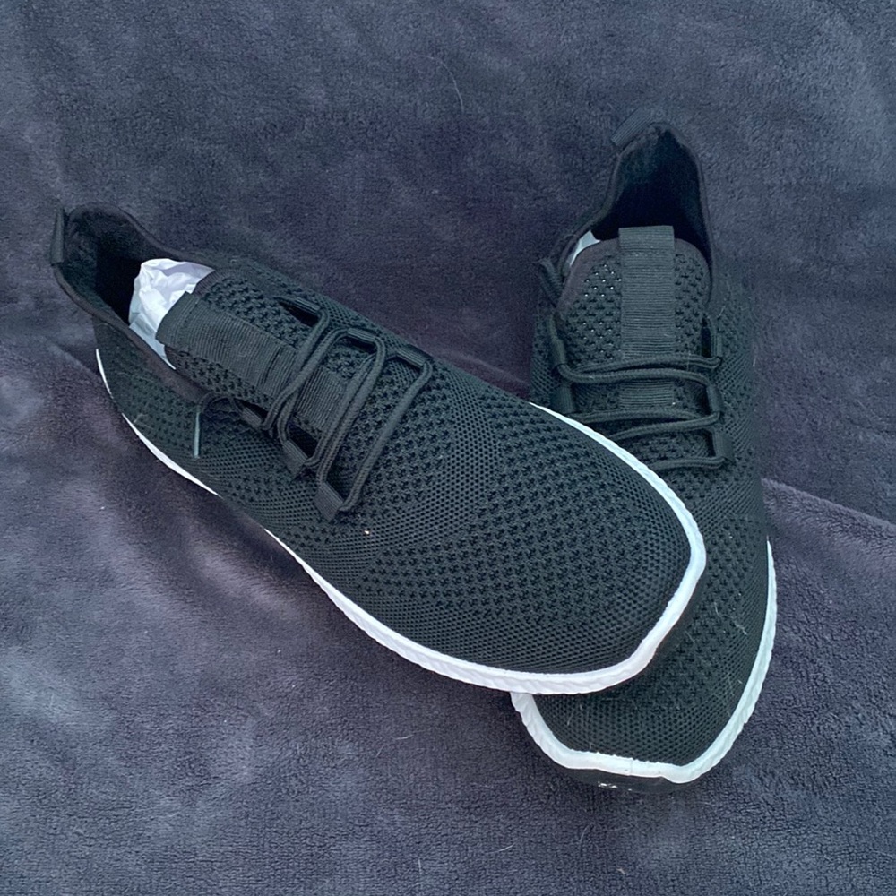 Black tennis shoes never been worn